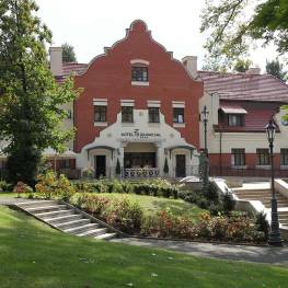 Hotel Wieliczka huoneet huoneistot ravintola konferenssit virkistys Puolassa